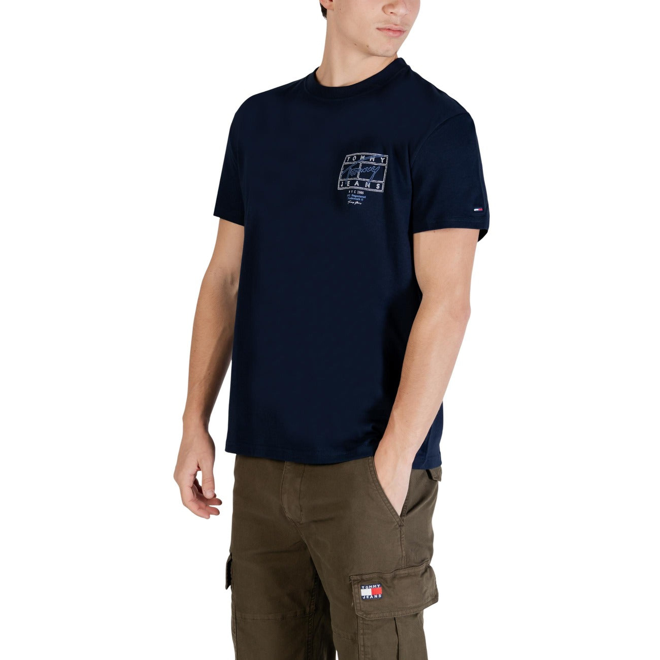 T-shirt Tommy Jeans Blu; 100% Cotone Rigenerato. Regular fit, stampa logo frontale, mini flag sulla manica. Comfort sostenibile, stile casual 4 stagioni. Frontale laterale 
