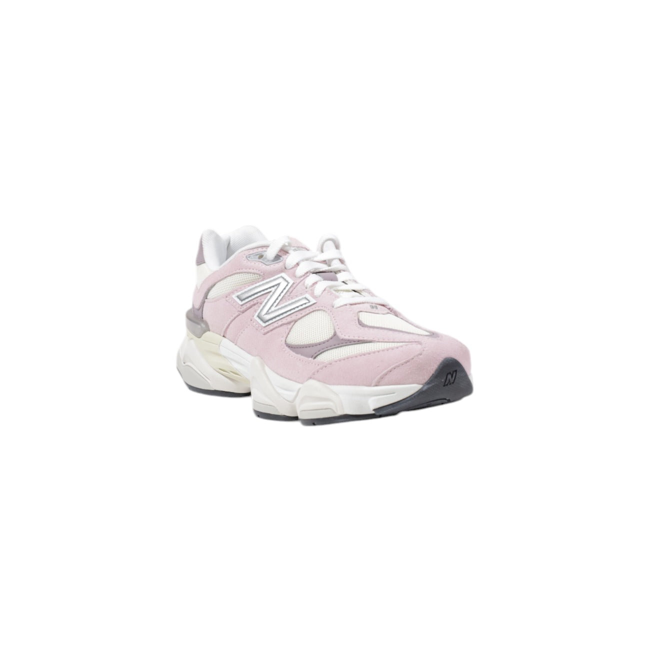 New Balance 9060; sneaker donna in mesh e suede, intersuola ABZORB ammortizzata, suola a rombi. Il mix perfetto tra stile retro-tech e comfort moderno. Colore rosa  Vista frontale 