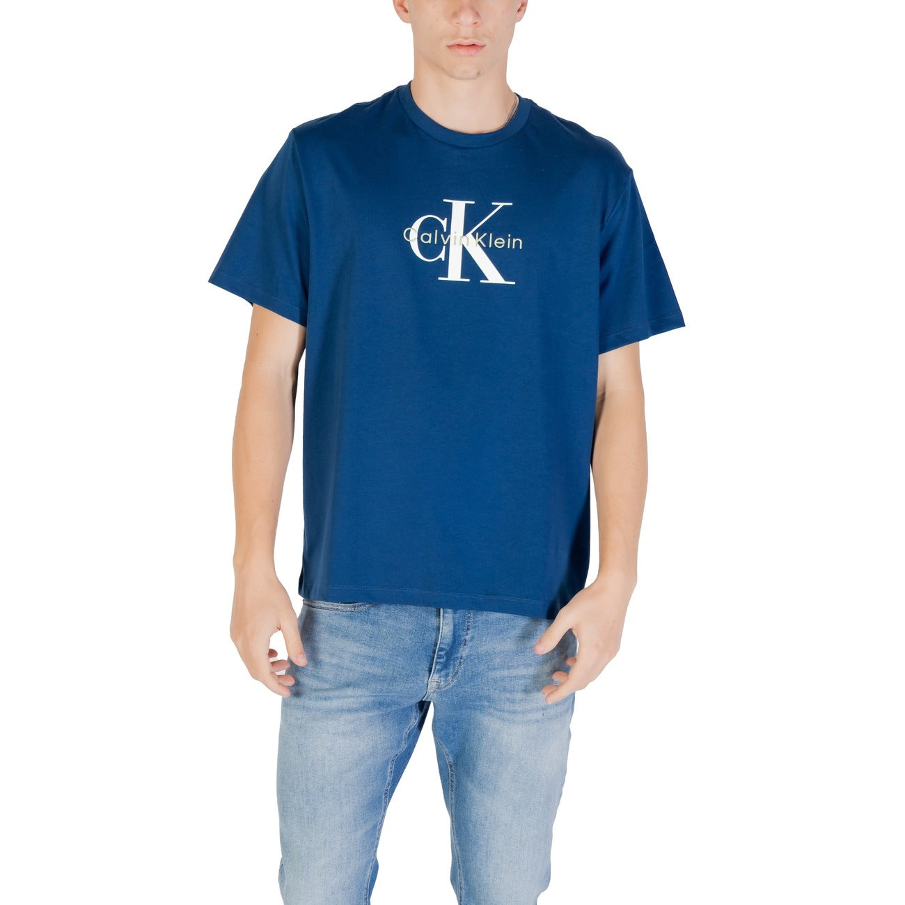 T-shirt Calvin Klein Jeans con monogramma logo uomo azzurro blu con stampa maniche corte scollo tondo - vista frontale indossata da modello