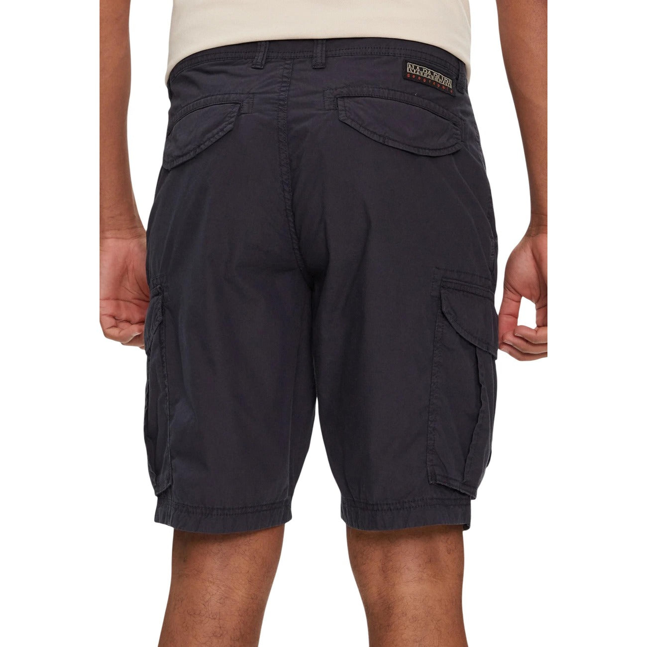 Napapijri Noto 2.0 Shorts; 100% cotone, vestibilità regolare, multi-tasche con cargo. L'iconico bermuda utility per uno stile di vita dinamico. Colore nero vista posteriore 