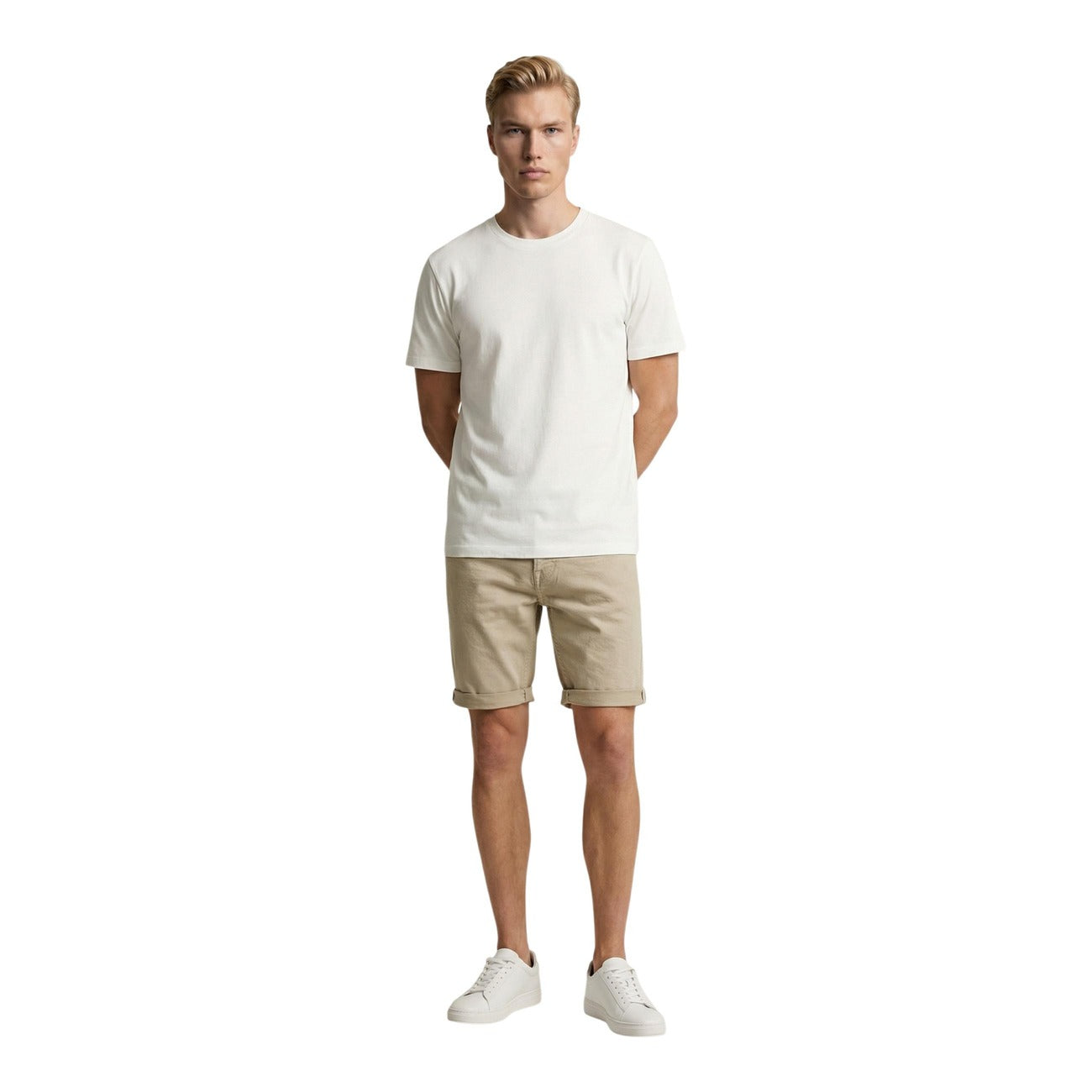 Bermuda Replay Tapered MA981Y; cotone stretch, 5 tasche, risvolto sul fondo. Chiusura zip e bottone, vestibilità affusolata e confortevole. Alta resistenza e stile senza tempo per il tempo libero. Figura intera 