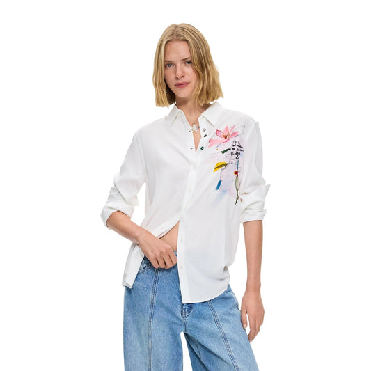 Camicia Desigual donna bianca modello CAM_TAMESIS. Blusa a maniche lunghe in viscosa bianca con ricami di fiori colorati sul davanti, colletto tradizionale e abbottonatura classica, camicia casual elegante e morbida della collezione autunno inverno.
