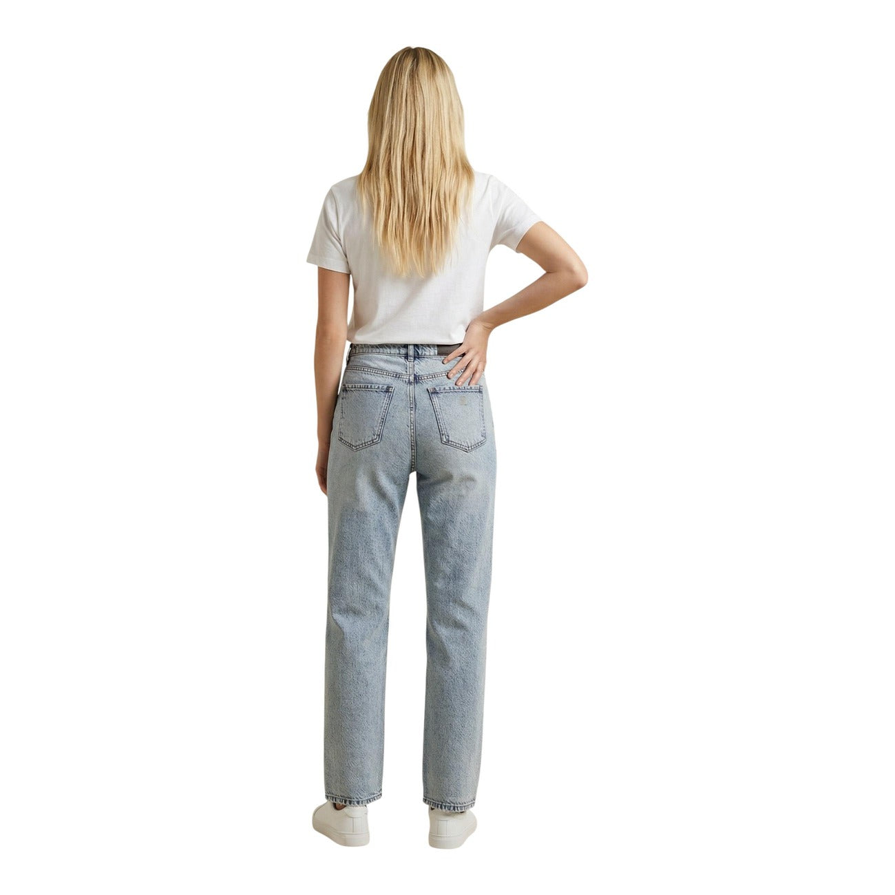 T-shirt Only Bianco con Nodo; 100% Cotone. Dettaglio Knot frontale, maniche fold-up, girocollo. Tessuto fresco e morbido, stile casual ideale per la stagione calda. Vista posteriore 