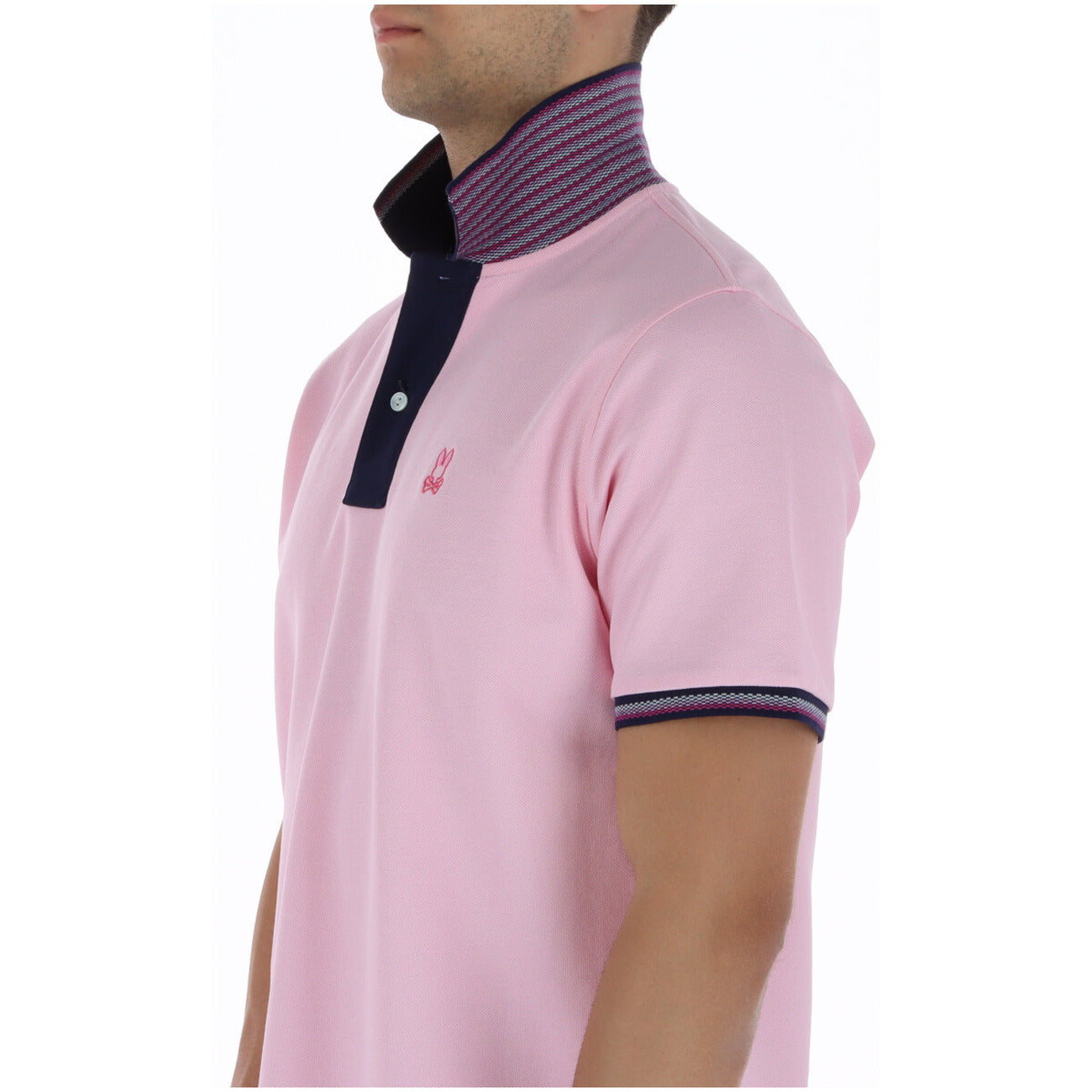 Polo Psycho Bunny Rosa; 100% Cotone Peruviano. Logo ricamato, bordature a contrasto, abbottonatura a 2 bottoni. Vestibilità regular, spacchi laterali traspiranti, stile casual-premium. Laterale 