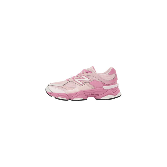 Sneakers da donna New Balance rosa con tomaia in suede e tessuto sintetico a rete mesh. Scarpe sportive di tendenza con intersuola spessa e logo laterale a contrasto. Vista laterale 