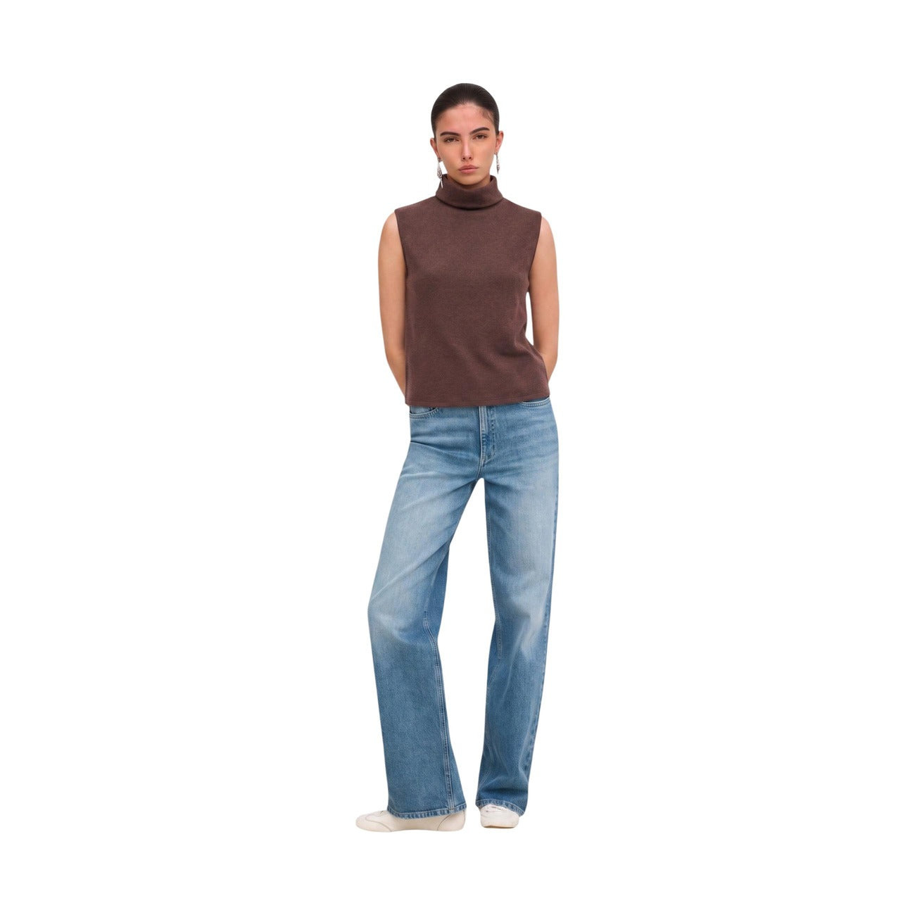 Dolcevita senza maniche Jacqueline de Yong marrone donna 15380199. Top smanicato da donna marrone a collo alto in poliestere riciclato e cotone, lupetto leggero mezza stagione e sottogiacca casual elegante.