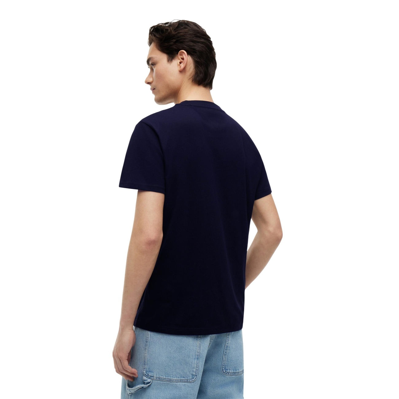 T-shirt blu Tommy Jeans; Maxi Logo. 100% Cotone Rigenerato. Regular fit, maniche corte, design iconico e sostenibile. Ideale per jeans e look sportivi. Vista posteriore 