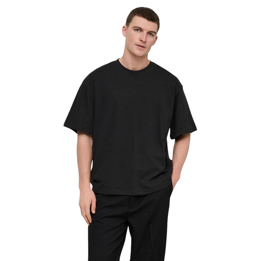 T-shirt nera Only & Sons Onslenny Ovz, vestibilità oversize in 100% cotone, maniche corte e linea ampia; capo basic essenziale per uno stile maschile moderno. Vista frontale