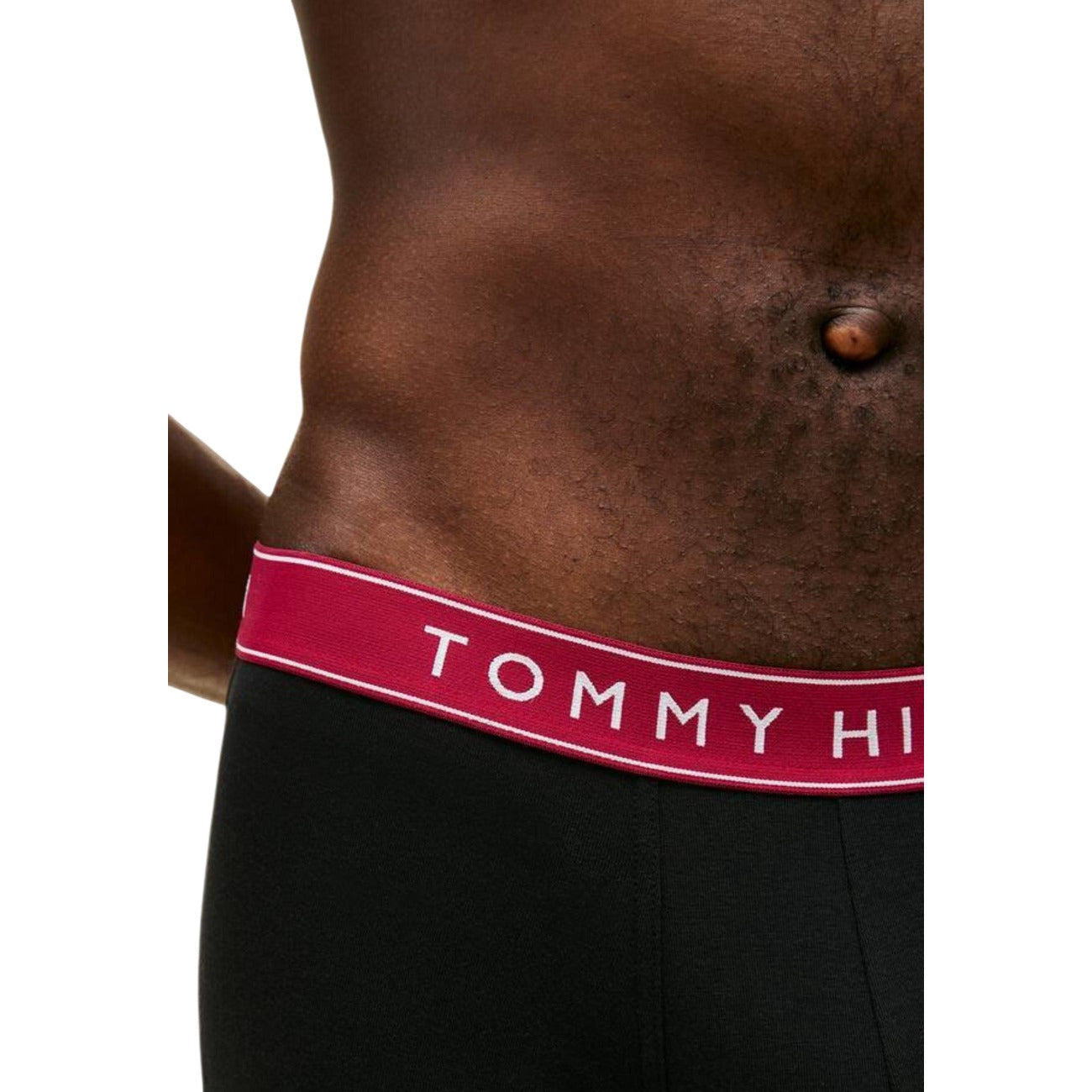 Set 5 Boxer Tommy Hilfiger; Nero con elastici multicolor. 95% Cotone, 5% Elastam. Vestibilità ergonomica, elastico logato a contrasto, traspiranti e resistenti. Qualità premium quotidiana.