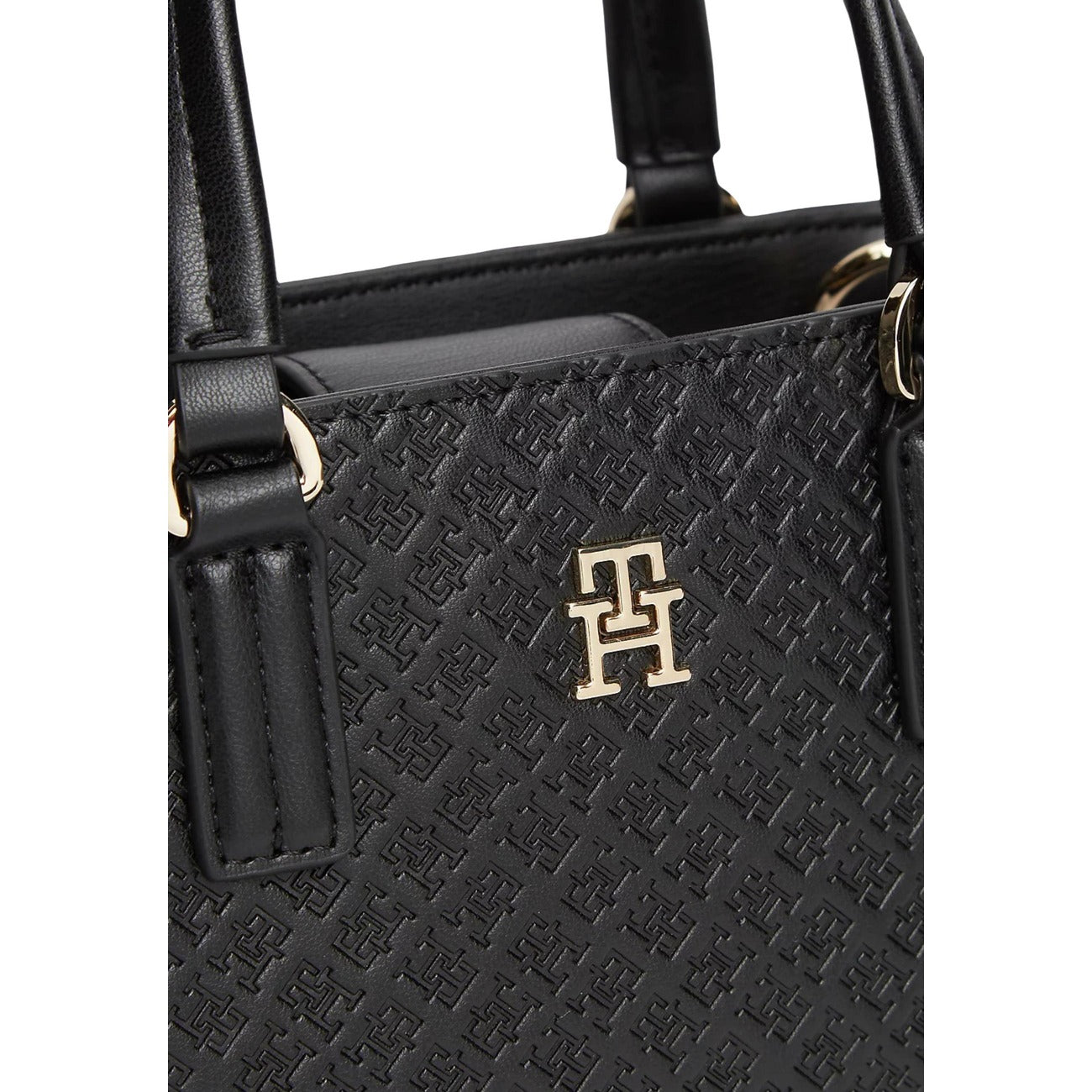 Borsa Tote Tommy Hilfiger Monogram; 100% Poliuretano. Doppio scomparto, chiusura magnetica, tracolla rimovibile. Finitura in rilievo con loghi TH. Capienza 1,5 l. Un accessorio iconico e versatile per ogni outfit. Colore nero vista Dettaglio