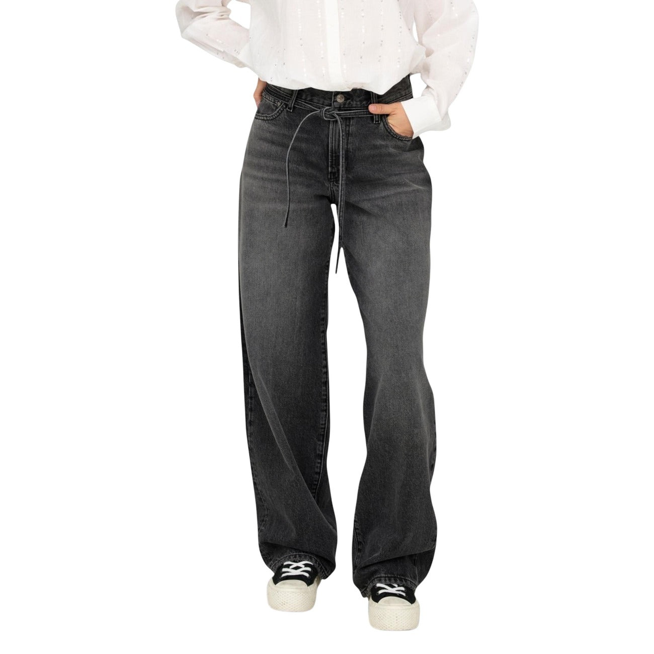 Jeans Balloon Only Onlgianna; Nero. 100% Cotone. Vita media, cintura inclusa, gamba ampia e affusolata al fondo. Stile casual, denim 4 stagioni. Frontale 