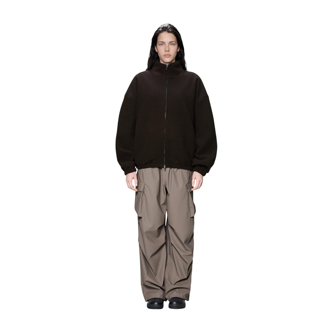 Giacca pile Rains Fleece Jacket donna color Bark 19030. Capospalla in pile pesante antivento marrone con cerniera zip a 2 vie, collo alto e linee di taglio sagomate, abbigliamento donna autunno inverno.