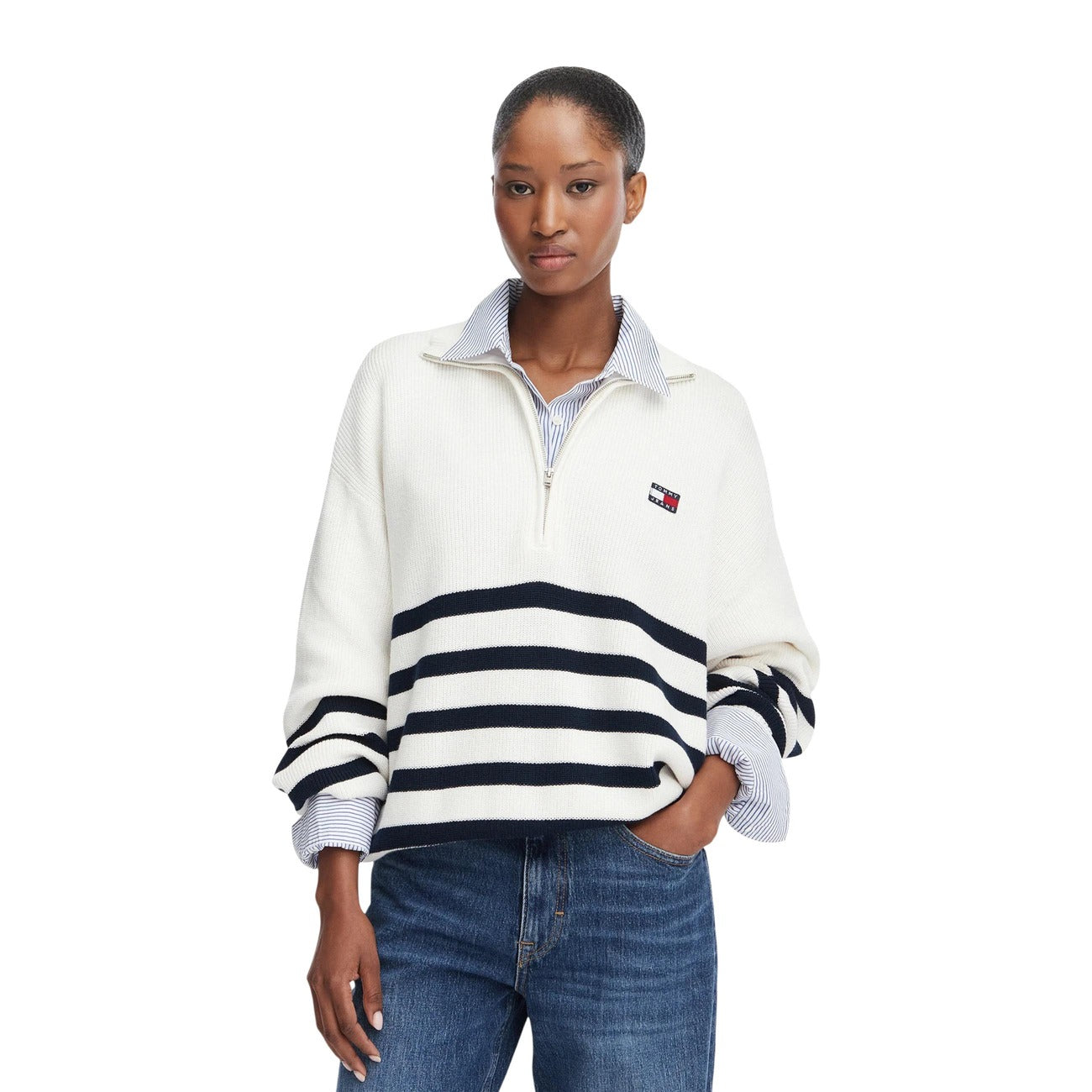 Maglia Tommy Jeans donna a righe bianche DW0DW22928. Pullover oversize colore Ancient White Stripe con mezza cerniera e collo alto in 100% cotone biologico, fantasia marinière e patch logo classico, abbigliamento donna autunno inverno.