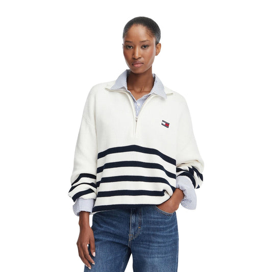 Maglia Tommy Jeans donna a righe bianche DW0DW22928. Pullover oversize colore Ancient White Stripe con mezza cerniera e collo alto in 100% cotone biologico, fantasia marinière e patch logo classico, abbigliamento donna autunno inverno.