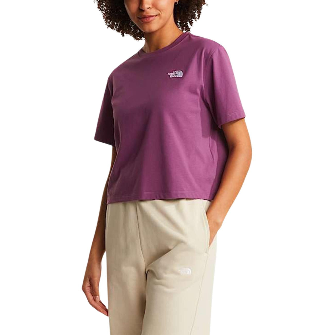 T-shirt The North Face donna viola con logo maniche corte scollo tondo - vista frontale indossata da modello figura intera
