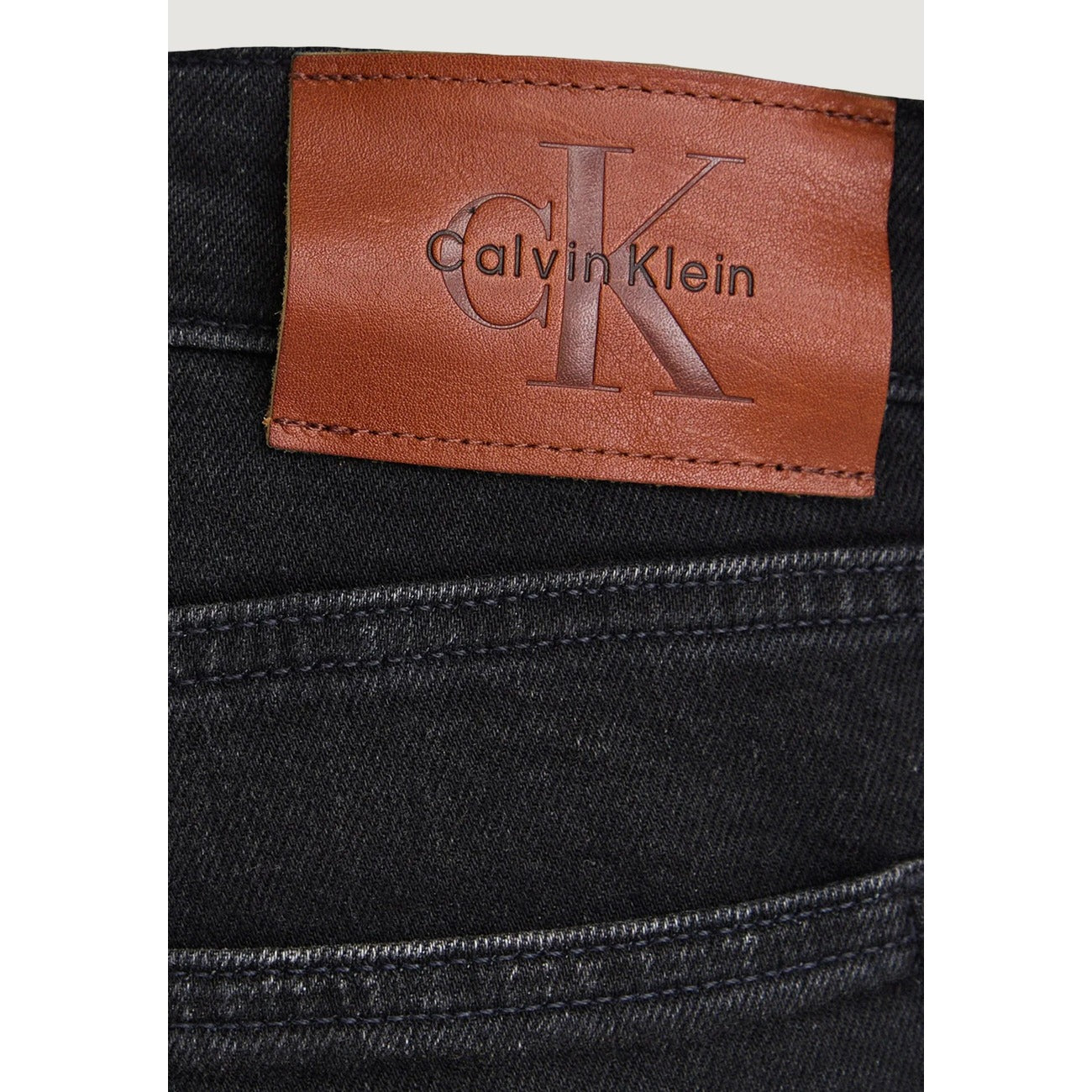 Jeans Slim Neri Calvin Klein; Cotone Stretch. Taglio 5 tasche, vita regular, chiusura con zip. Patch logo in pelle, vestibilità aderente e confortevole. Il classico denim nero rivisitato. Dettaglio 
