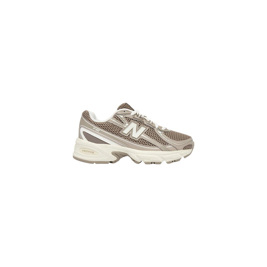 Sneakers unisex New Balance color arid stone sabbia con tomaia tecnica traspirante e suola ammortizzata ABZORB. Scarpe sportive dal design tecnico e stile urban streetwear.