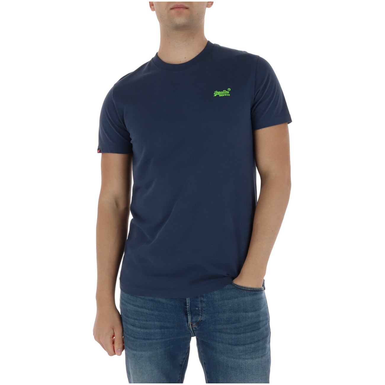 Superdry Tshirt blu Tee Vintage Logo Ricamato; 100% cotone, girocollo, stile basic premium. La t-shirt versatile e resistente per ogni giorno. Vista frontale 