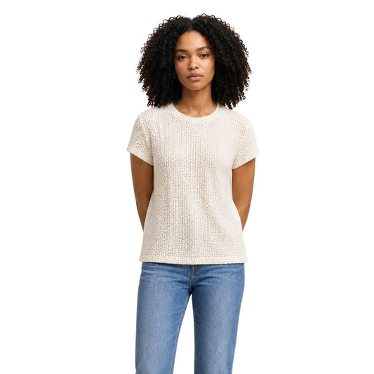 T-shirt Bianca Levi's® Fiona; Effetto Pizzo Floreale. 95% Poliestere, 5% Elastam. Tessuto traforato trasparente, girocollo, vestibilità stretch. Femminile, leggera e versatile. Vista frontale 