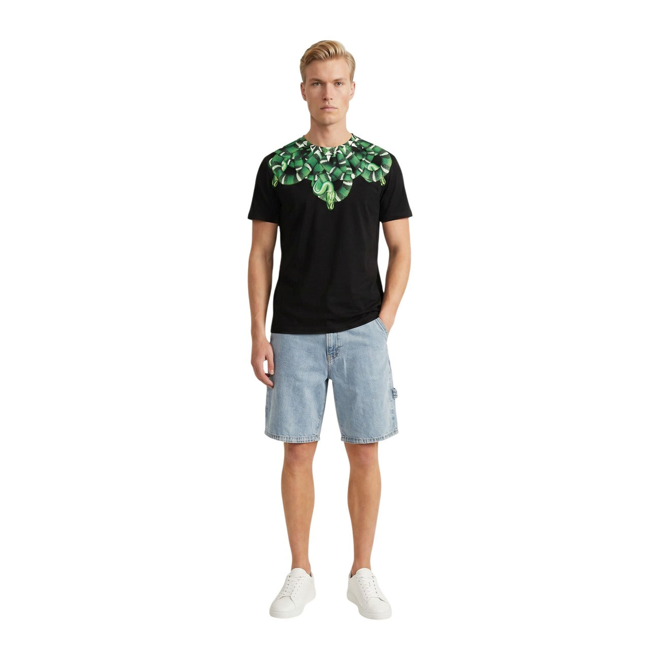 T-shirt County Of Milan; Nero. 100% Cotone premium. Stampa serpente su girocollo e spalle, maniche corte, fit regolare. Capo iconico streetwear, collezione Primavera/Estate 2026. Figura intera frontale 