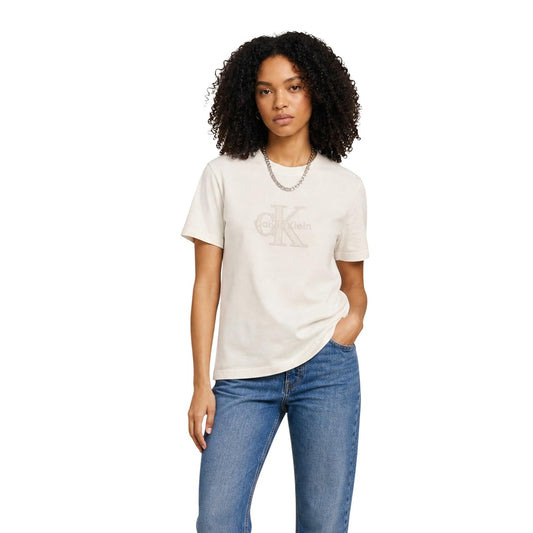 T-shirt Bianca Calvin Klein Jeans; 100% Cotone. Girocollo, maniche corte, logo ricamato. Vestibilità regular, fresca e leggera. L'essenziale iconico per il tuo outfit quotidiano. Frontale 