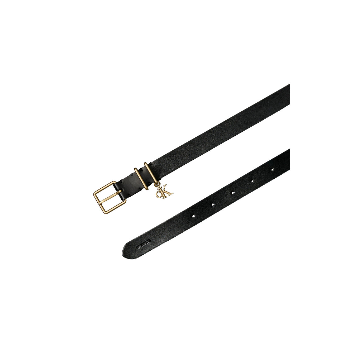 Cintura Sottile Pelle Calvin Klein Charm; Nero. 100% Vera pelle, fibbia e passanti dorati con charm monogramma CK. Larghezza sottile, stile sofisticato e moderno per ogni stagione.