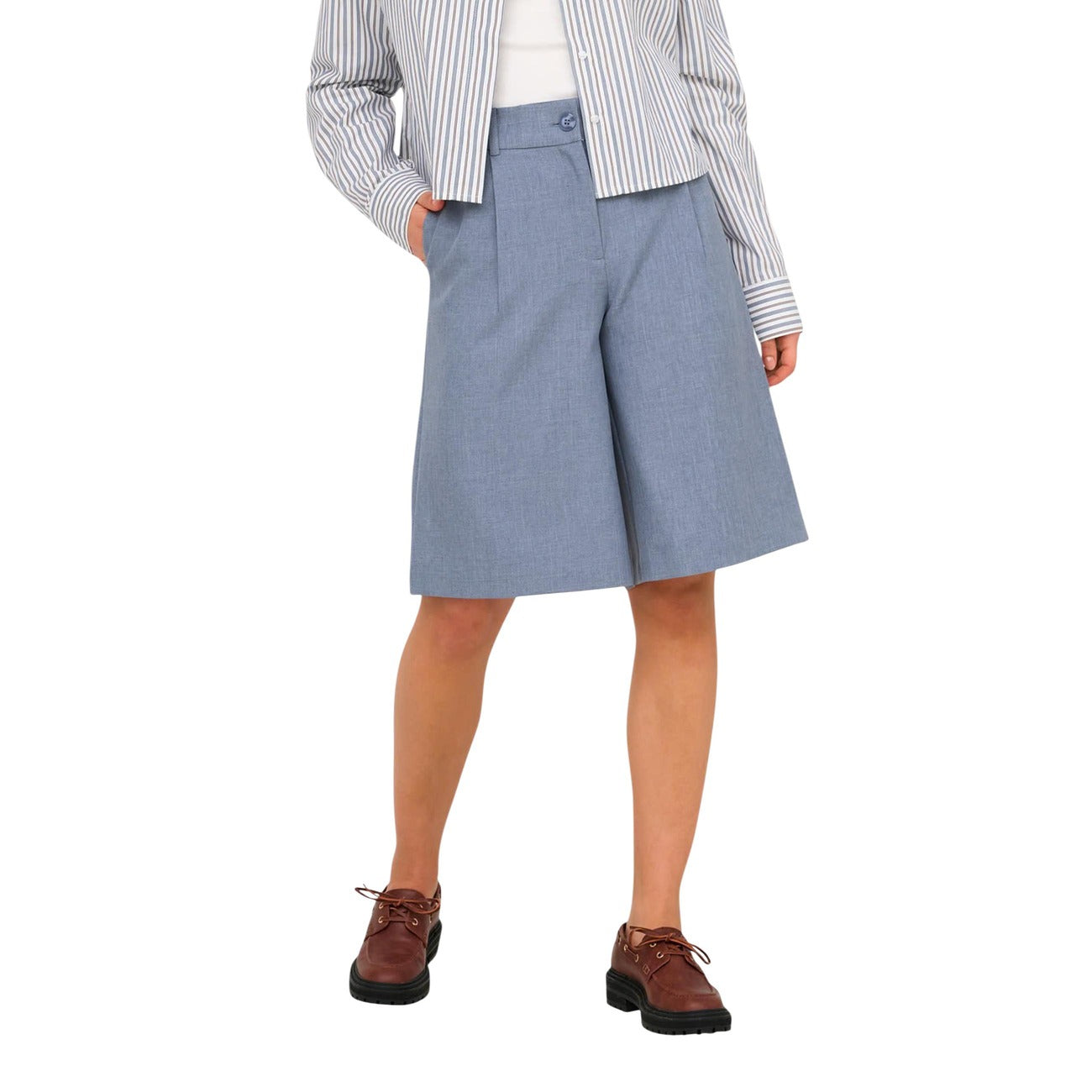 Only Onllinda Long Shorts; Blu Melange. 50% Poliestere Riciclato. Vita alta elastica, taglio lungo ampio, pieghe anteriori. Tessuto leggero e sostenibile, stile casual-elegante. Vista frontale 