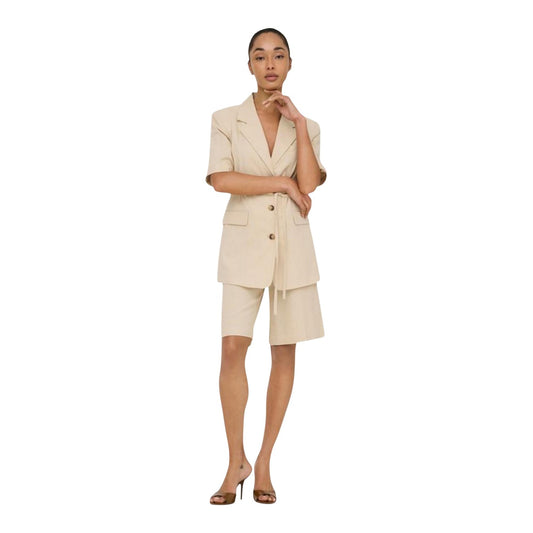 Bermuda JDY Jdynaomi Beige; 75% Viscosa, 25% Cotone. Taglio dritto sartoriale, vita regular, tasche laterali. Tessuto leggero e traspirante, ideale per ufficio e tempo libero. Stile casual raffinato. Vista frontale figura intera 