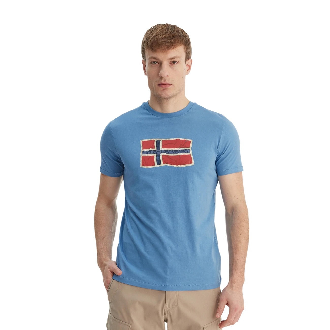Napapijri S-Mahsa T-shirt; 100% cotone, stampa logo bandiera, regular fit. L'iconico capo Napapijri per uno stile distintivo e confortevole. Colore azzurra vista frontale 