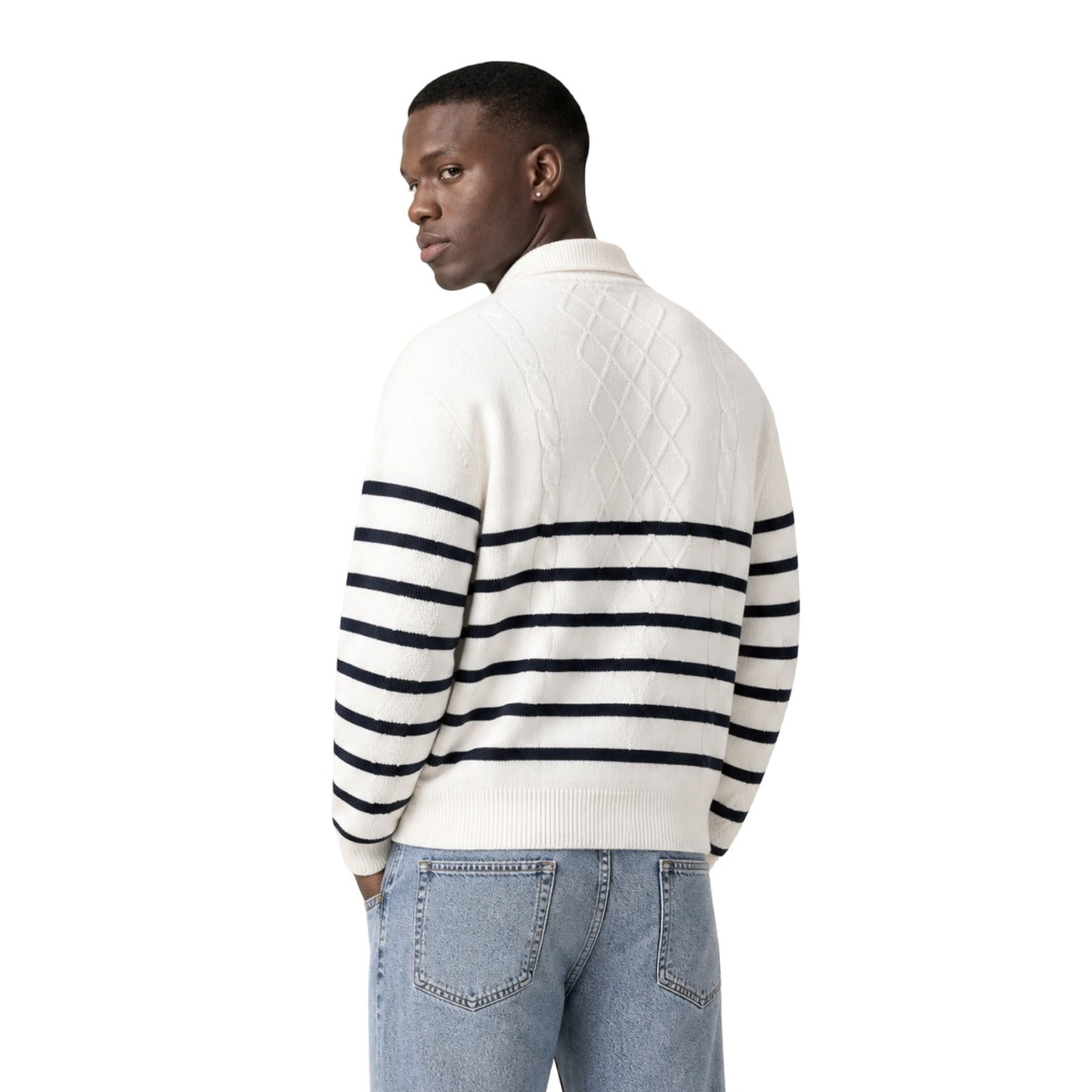 Cardigan Uomo Tommy Hilfiger Jeans; Bianco. 100% cotone rigenerato a maglia intrecciata con righe a contrasto. Colletto classico, chiusura con bottoni e fit regolare. Stile preppy-casual per la mezza stagione. Posteriore