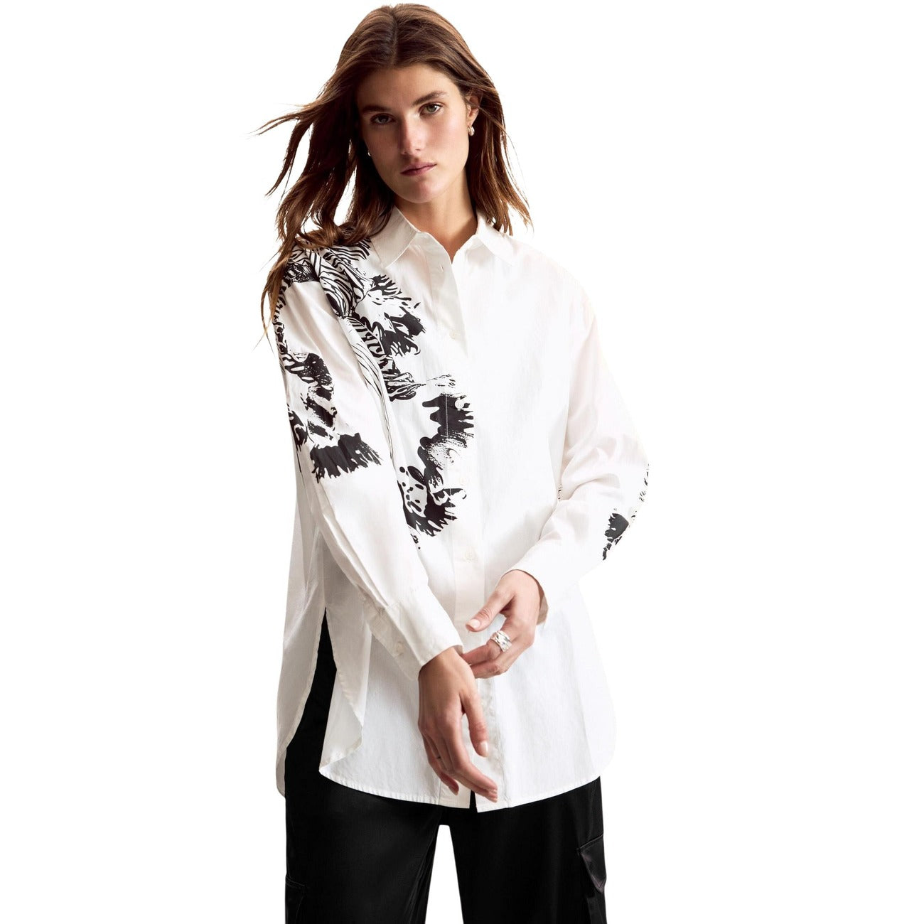 Camicia a maniche lunghe dal taglio oversize, con fondo liscio e stampa disegnata da M. Christian Lacroix.
Vista frontale 