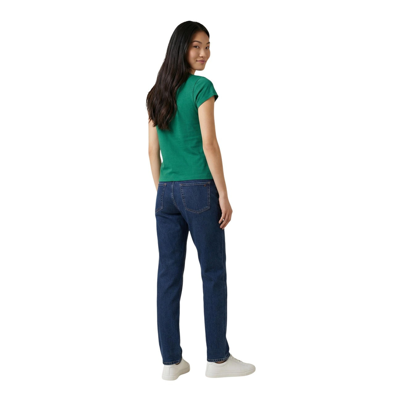 t-shirt verde maniche corte da donna Calvin Klein Jeans. Realizzata con il 95% di cotone e il 5% di elastam/lycra, offre una vestibilità aderente ma flessibile. Vista posteriore figura intera 