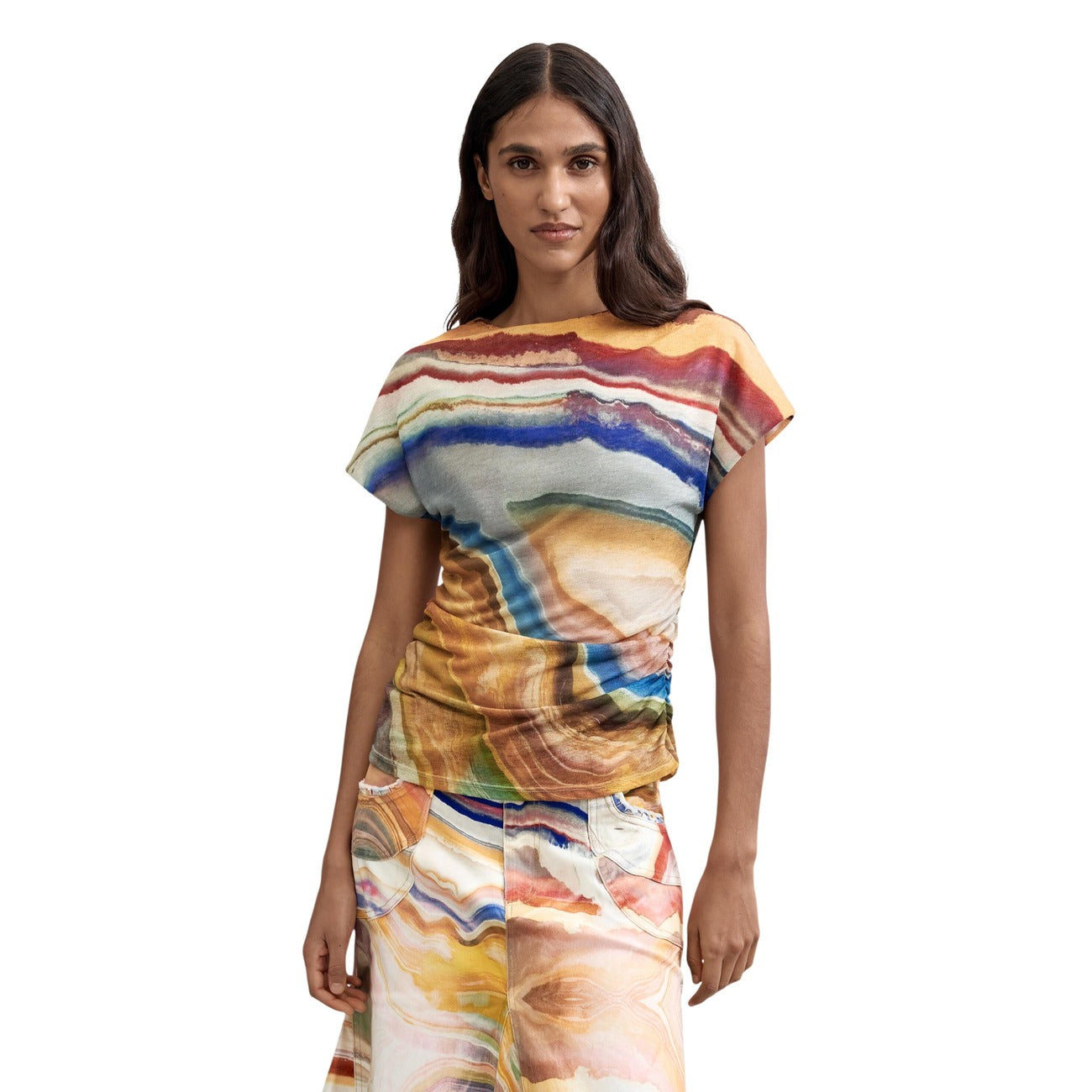 T-shirt Desigual donna beige modello TS_REIKIAVIK. Maglietta a maniche corte in tessuto a maglia beige con stampa astratta colorata all-over, scollo a barca e vestibilità regolare, stile casual estivo e contemporaneo.