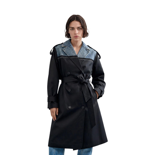 Trench Desigual donna nero CHAQ HYBRIDTRENCH. Soprabito lungo doppiopetto con bottoni, cintura in vita e collo a contrasto, abbigliamento donna autunno inverno in cotone BCI e lyocell Lenzing.
