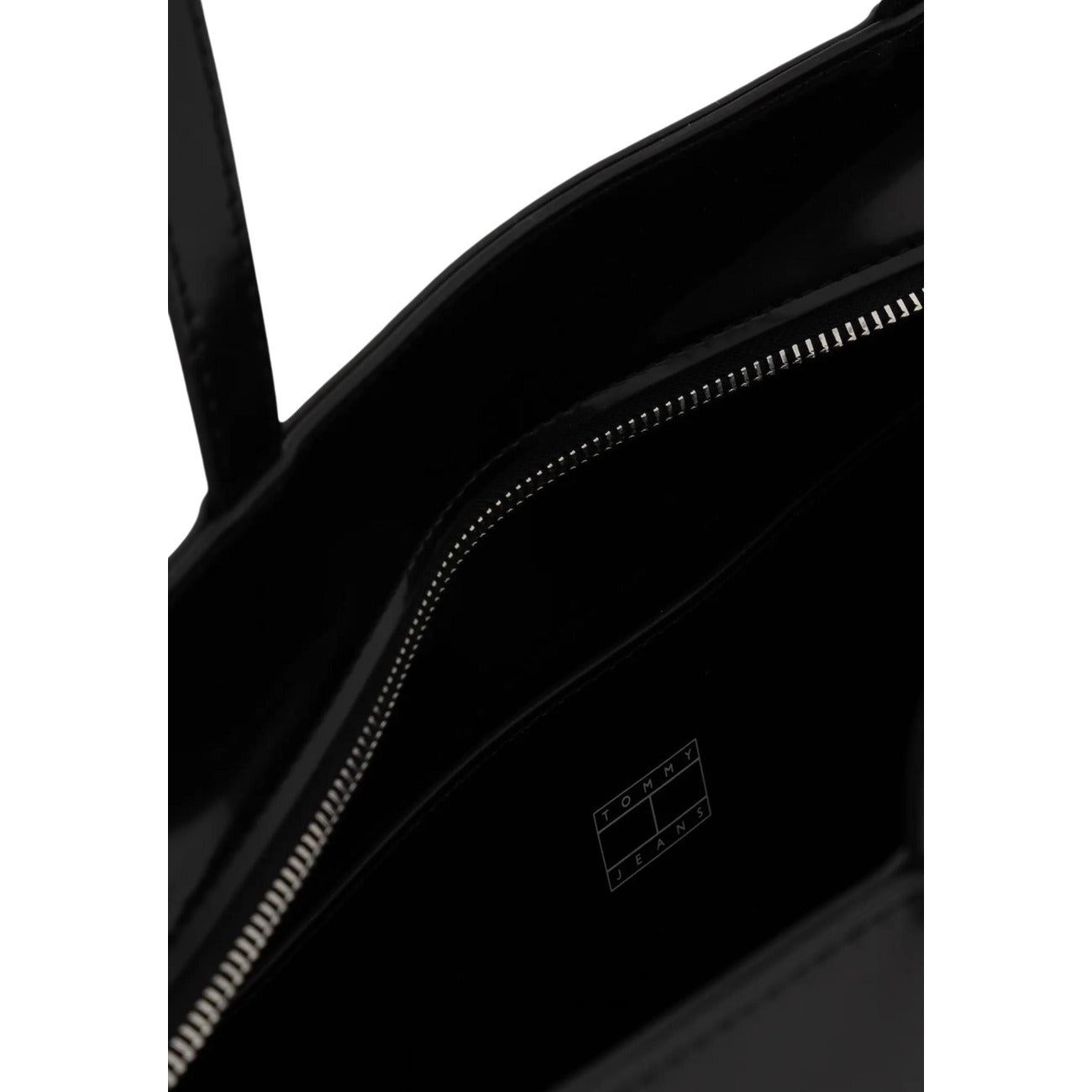 Borsa Tote donna Tommy Hilfiger; 100% Poliuretano Nero. Chiusura con cerniera, manici lunghi a spalla, logo piccolo frontale. Capiente, resistente e ideale per il lavoro. Vista apertura 