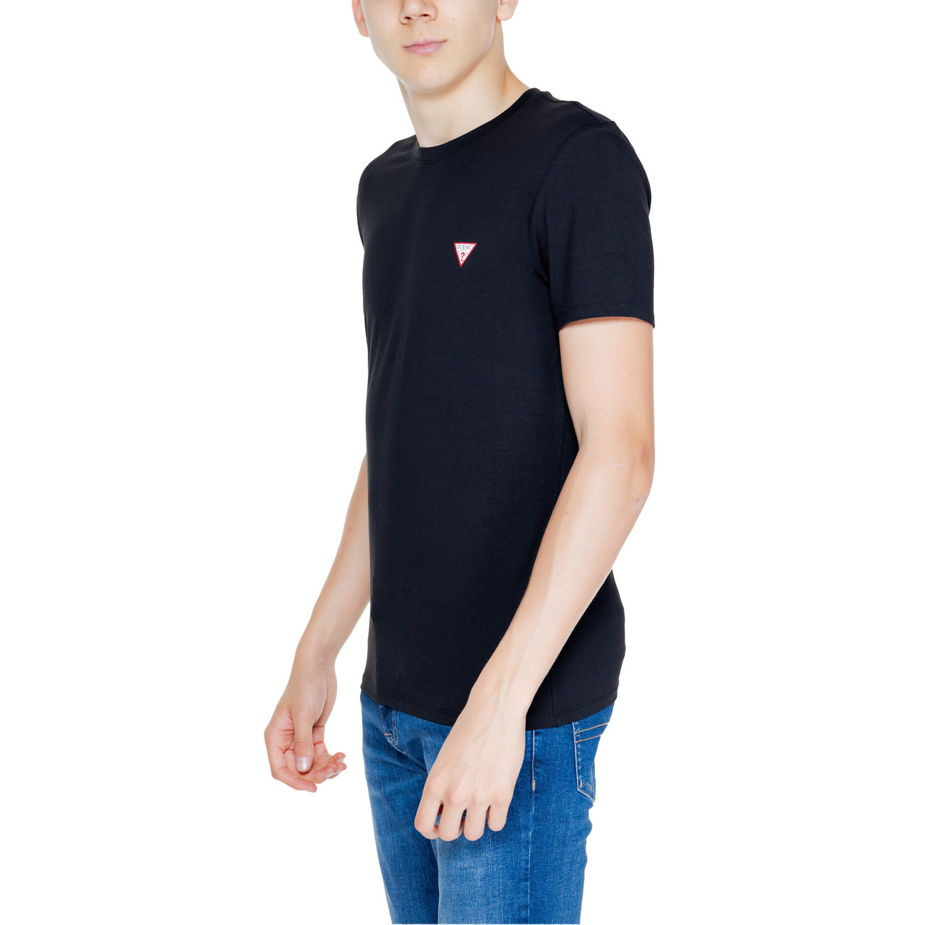 T-shirt basic nera uomo firmata Guess in cotone, girocollo, maniche corte, vestibilità slim. Vista laterale frontale indossato da modello 