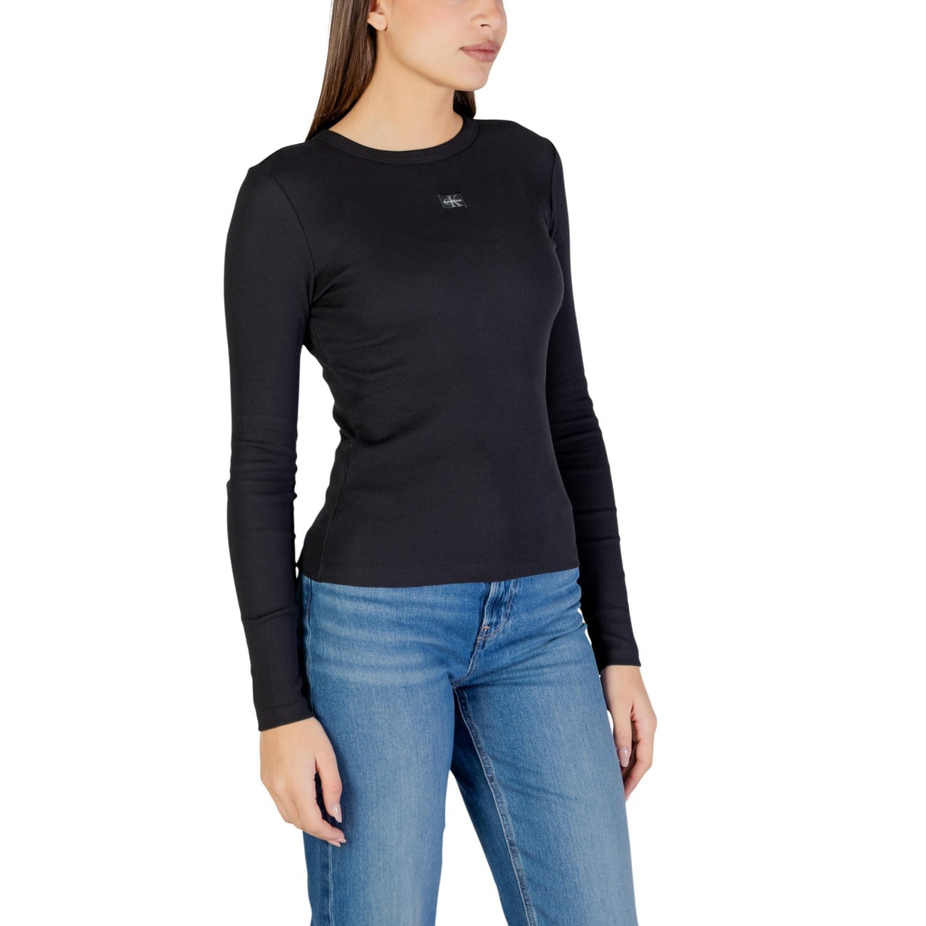 Maglia Manica Lunga CK Jeans; Nero. 94% Cotone, 6% Elastam. Vestibilità stretch, logo ricamato, girocollo. Capo versatile per la mezza stagione e il layering. Vista laterale 