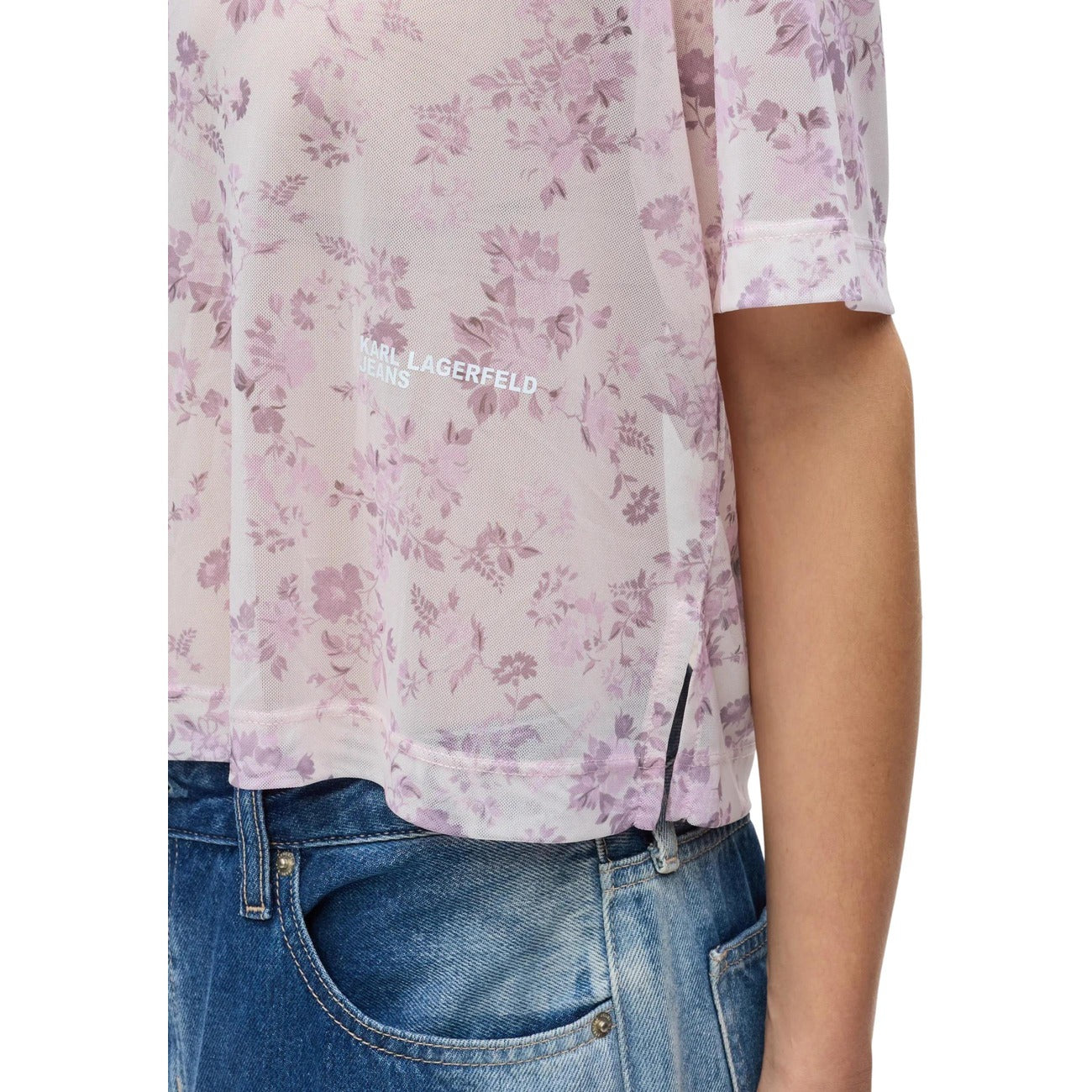 T-shirt Mesh Karl Lagerfeld Jeans; Rosa Floreale. Tessuto a rete trasparente, 95% Poliestere, 5% Elastan. Taglio squadrato con spacchetti laterali. Lavabile a 30°C, stile iconico e moderno. Dettaglio logo e stampa 
