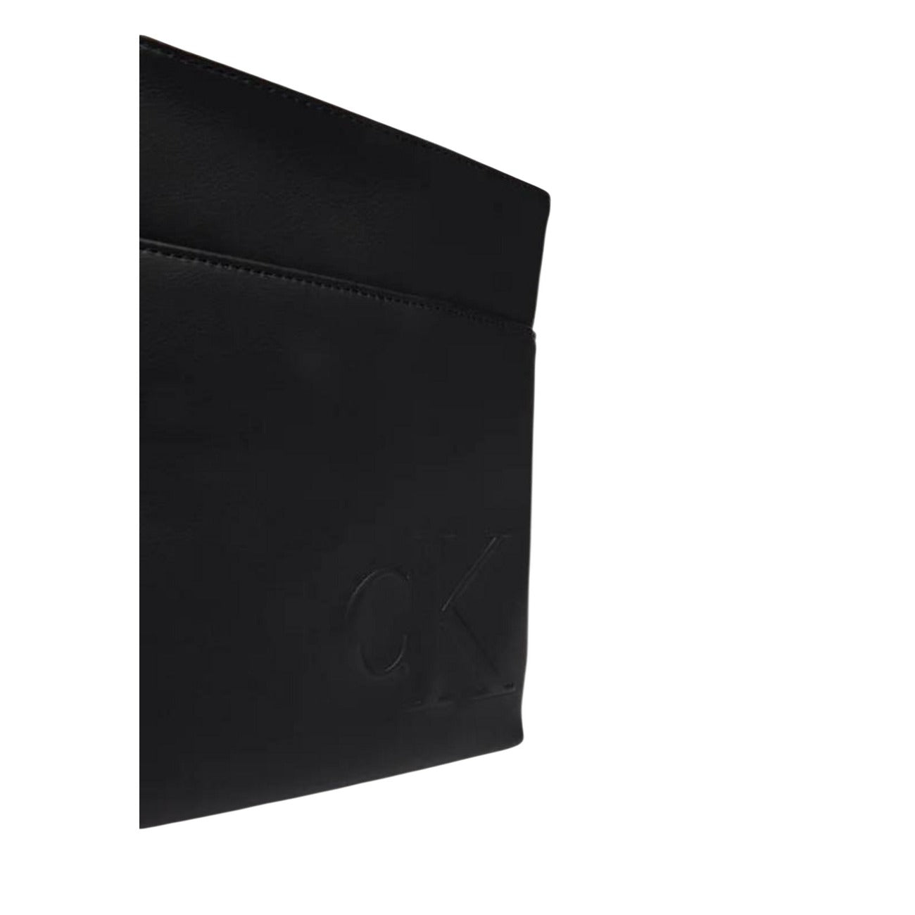 Calvin Klein Bold Flatpack; tracolla in poliuretano, logo in rilievo, design compatto e regolabile. L'essenziale urbano firmato CK. Vista frontale dettaglio logo colore nero 