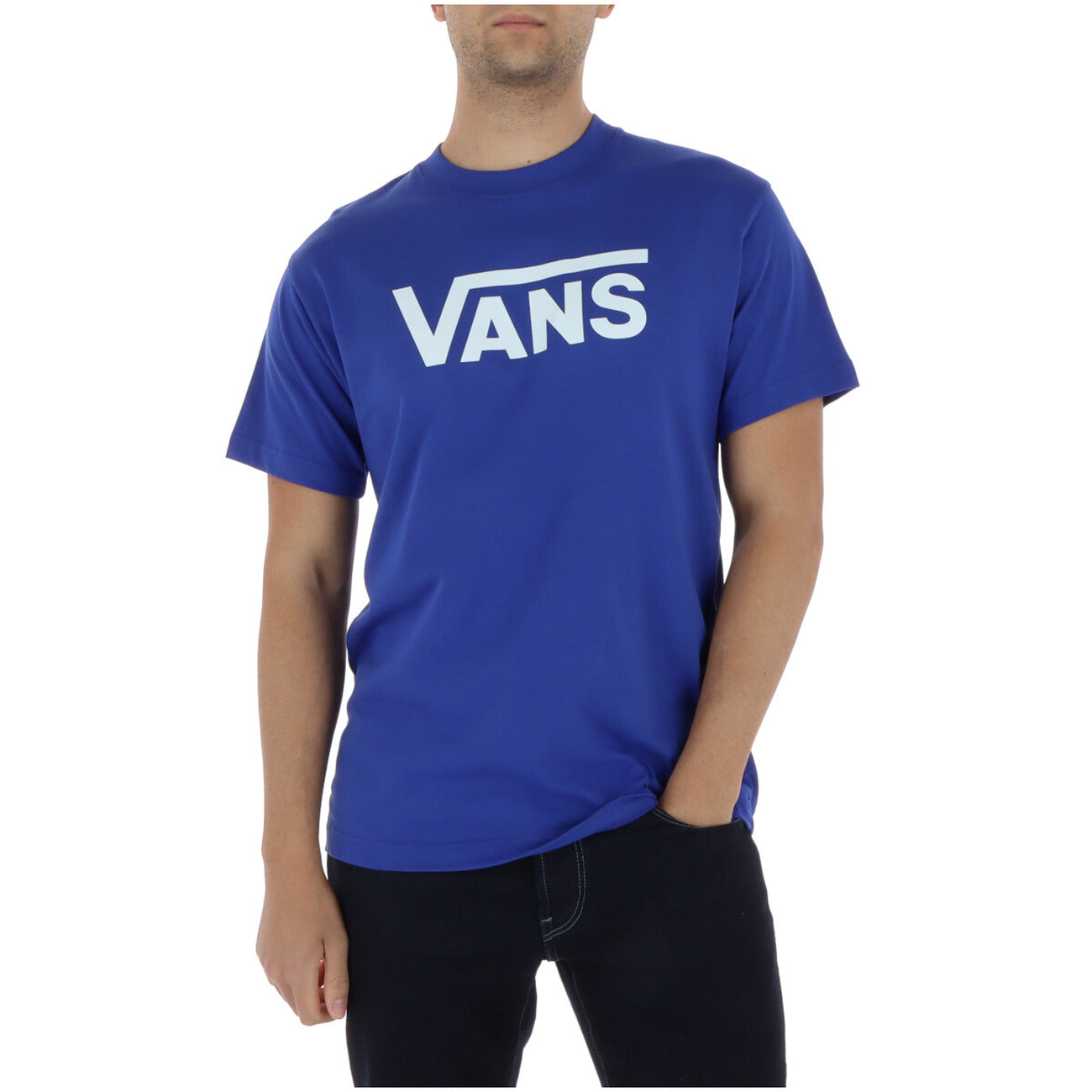 Vans Classic Logo Tee; blu con stampa bianca, 100% cotone, lavaggio 30°C. La t-shirt simbolo dello streetwear mondiale. Vista frontale 