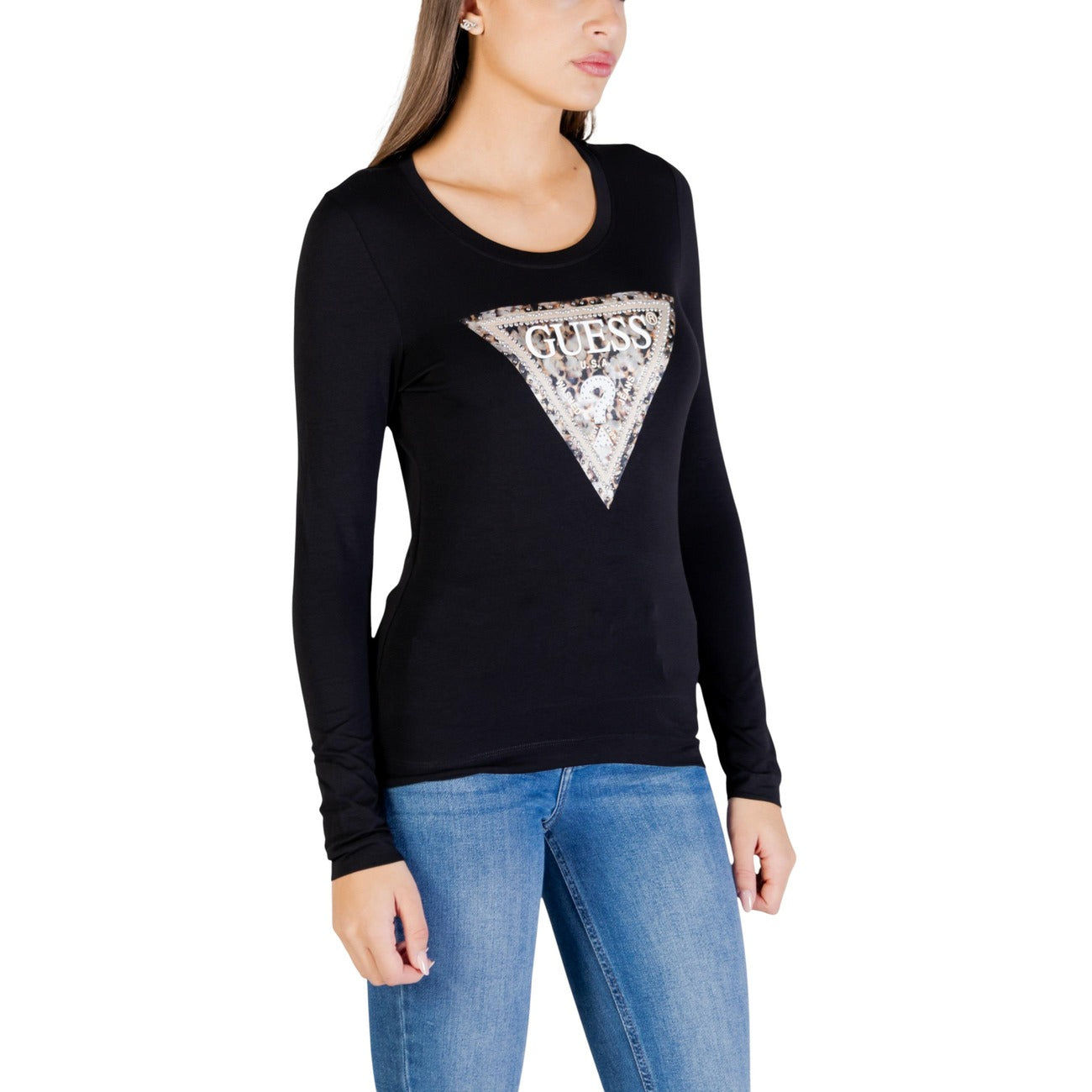T-shirt Guess Manica Lunga Nera; 95% Cotone, 5% Elastam. Logo triangolo animalier con paillettes, vestibilità slim, girocollo. Tessuto morbido e flessibile per la mezza stagione. Frontale laterale 