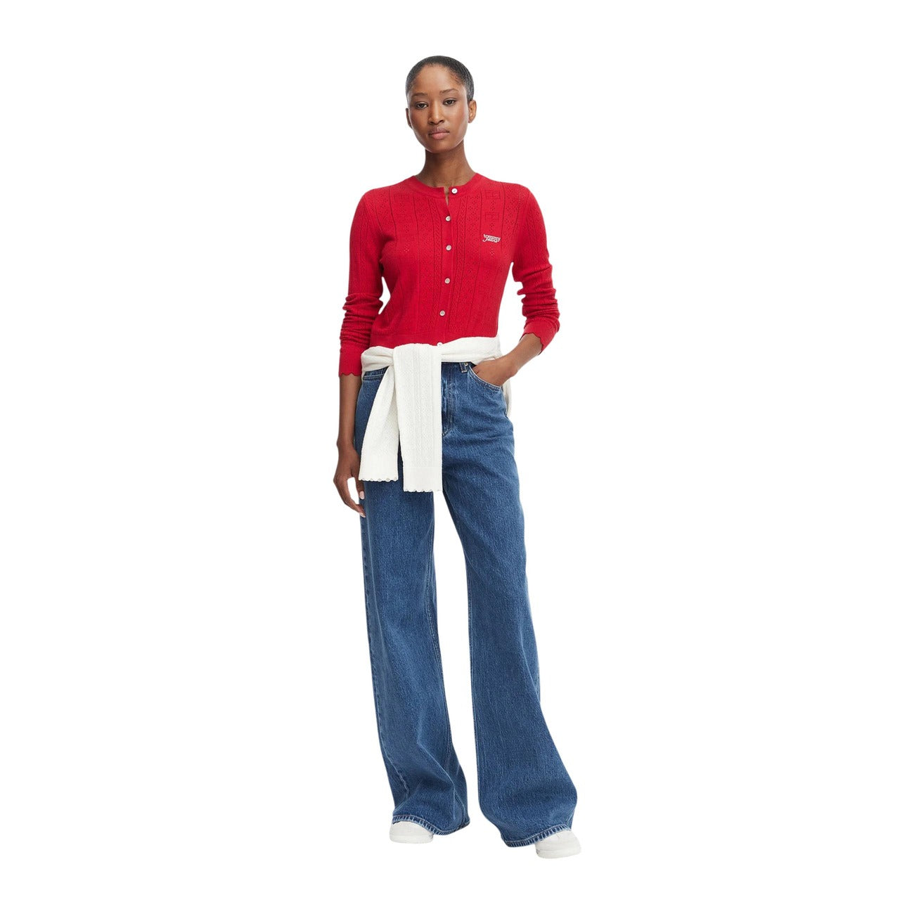 Cardigan Tommy Jeans donna rosso DW0DW22931 Amaryllis Red. Maglia aderente a maniche lunghe in tessuto traforato pointelle, scollo a girocollo, bottoni frontali, finiture smerlate e logo Tommy ricamato sul petto, abbigliamento donna autunno inverno.