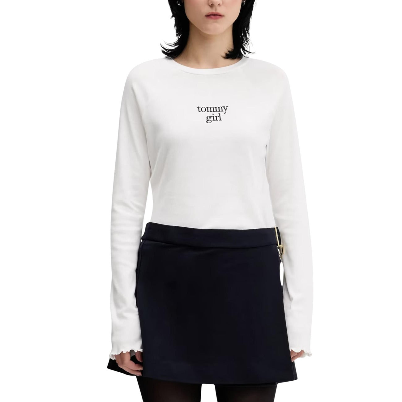 T-shirt Tommy Girl Y2K; 100% cotone. Maniche lunghe, bordi arricciati, slim fit. Maglia leggera con logo frontale e scollo tondo. Colore bianco 