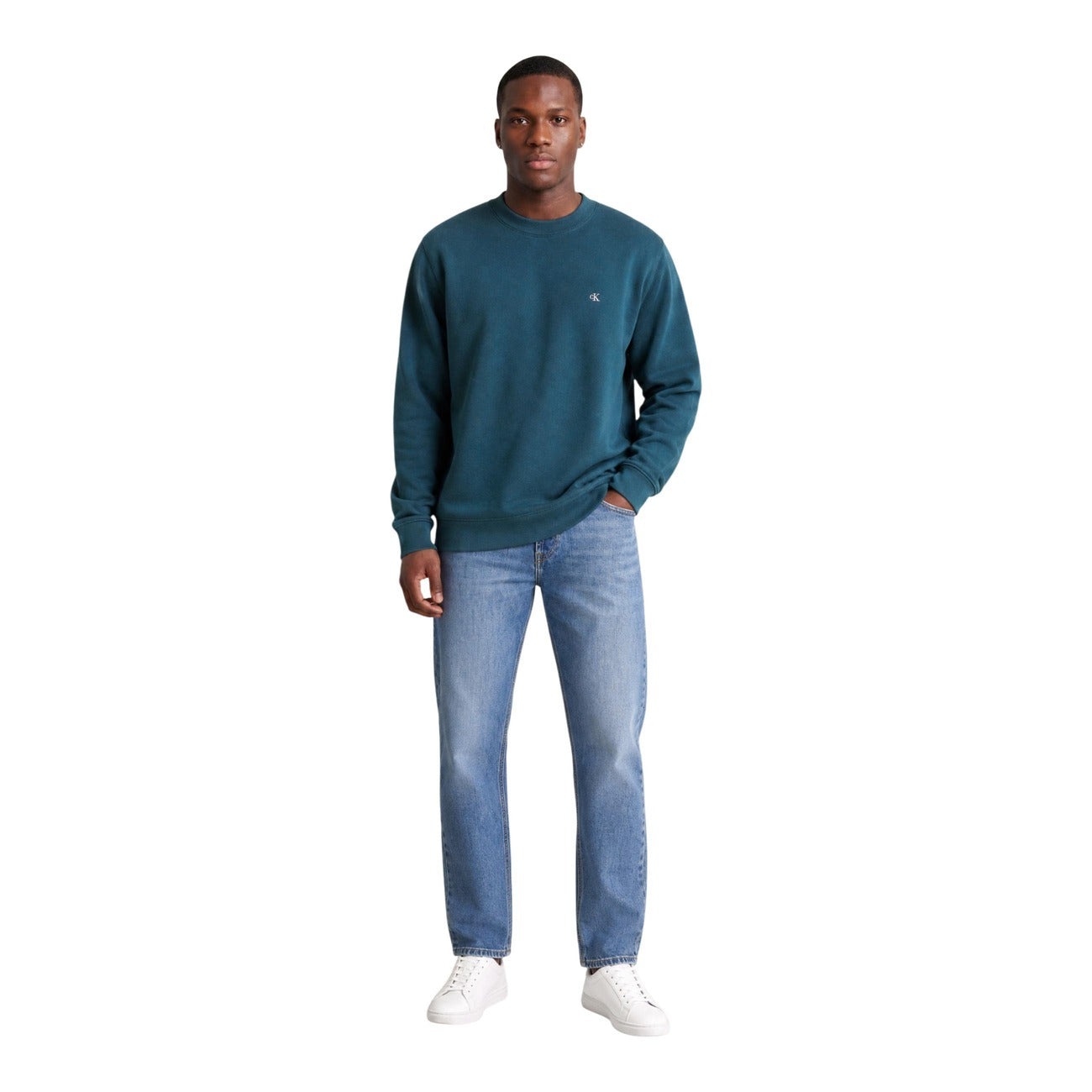 Maglione Verde Calvin Klein Jeans; 100% Cotone. Girocollo, logo CK ricamato, polsini a costine. Tinta unita, stile casual-premium, ideale per la mezza stagione. Figura intera frontale 