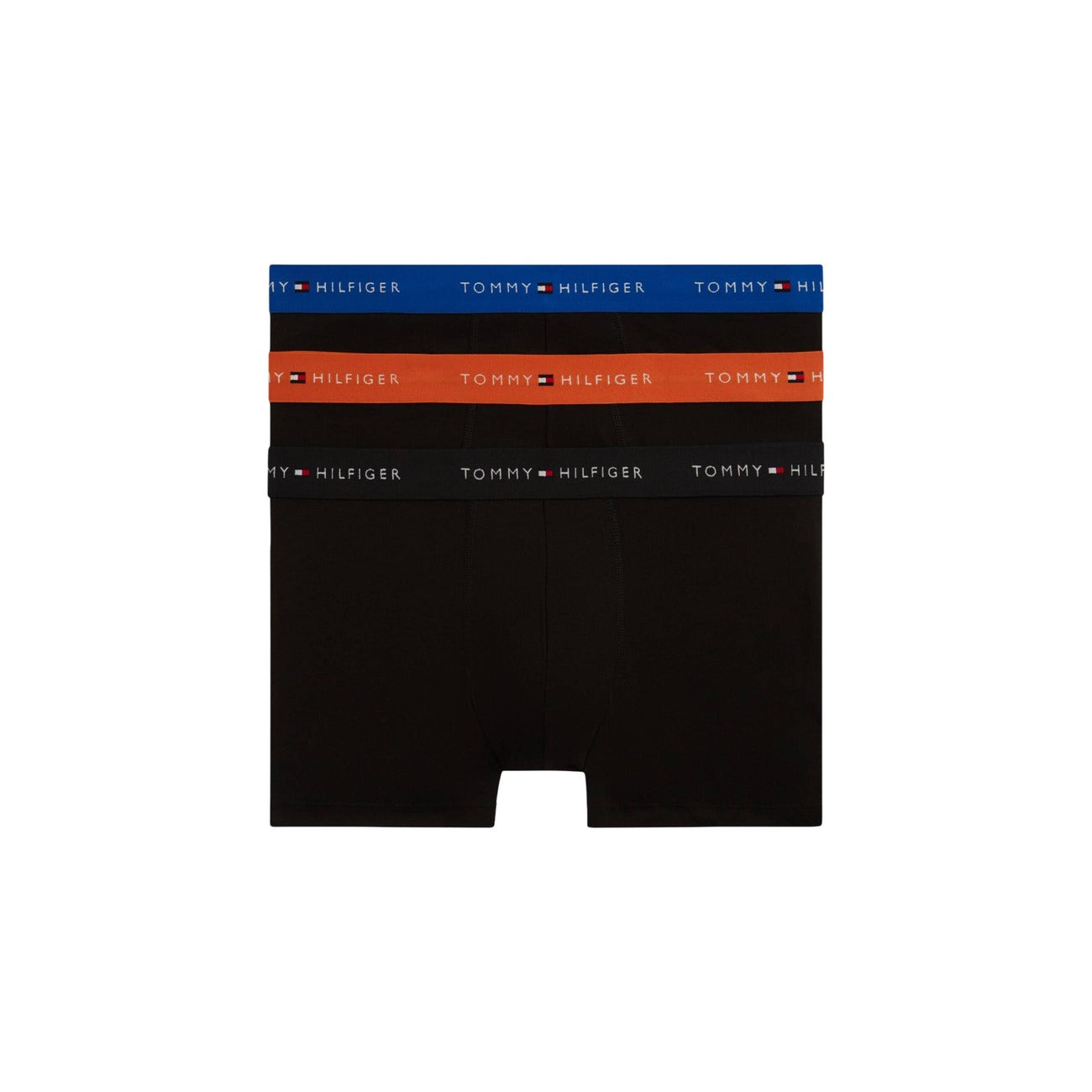 Pack 3 Boxer Trunk Tommy Hilfiger Signature; Nero. Cotone Organico Stretch, tecnologia antiumidità, elastico con logo ripetuto. Vestibilità aderente, supporto traspirante, qualità premium ecosostenibile. Fascia scritta arancione blu e nero 