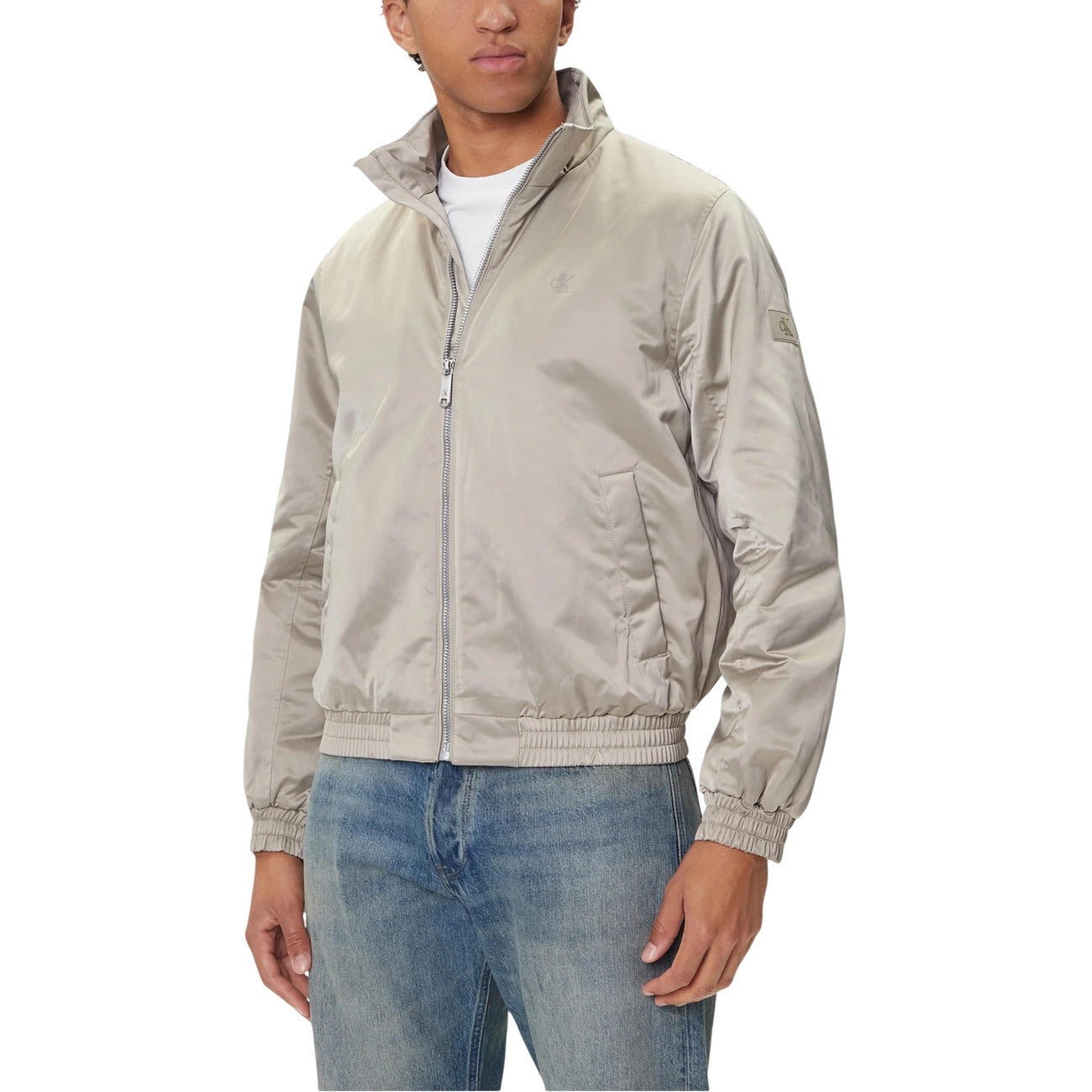 Giacca Calvin Klein Jeans uomo beige con cerniera collo alto tasche 100% poliestere - vista frontale indossata da modello figura intera

