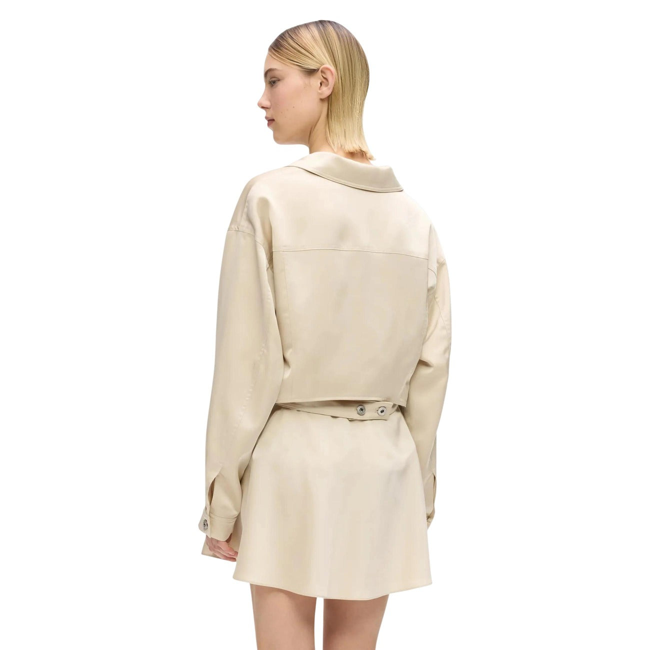 Giacca Raso Donna; 100% Poliestere Lucido. Dettaglio cut-out posteriore, bottoni logati, ricamo a contrasto. Blazer elegante e luminoso, vestibilità strutturata per la PE26 Vista posteriore