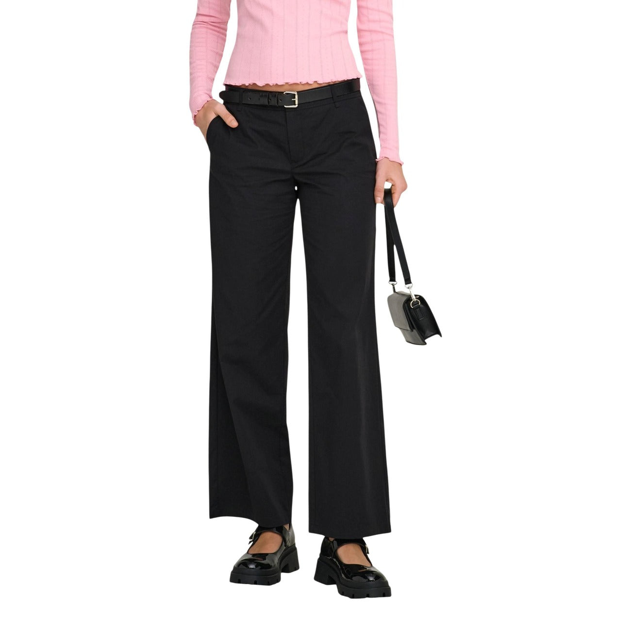 Pantaloni neri bootcut Only Onltanny, tessuto chino elasticizzato con cintura a fibbia; taglio ampio e svasato sul fondo, perfetti per valorizzare la silhouette in ogni occasione. Vista frontale 