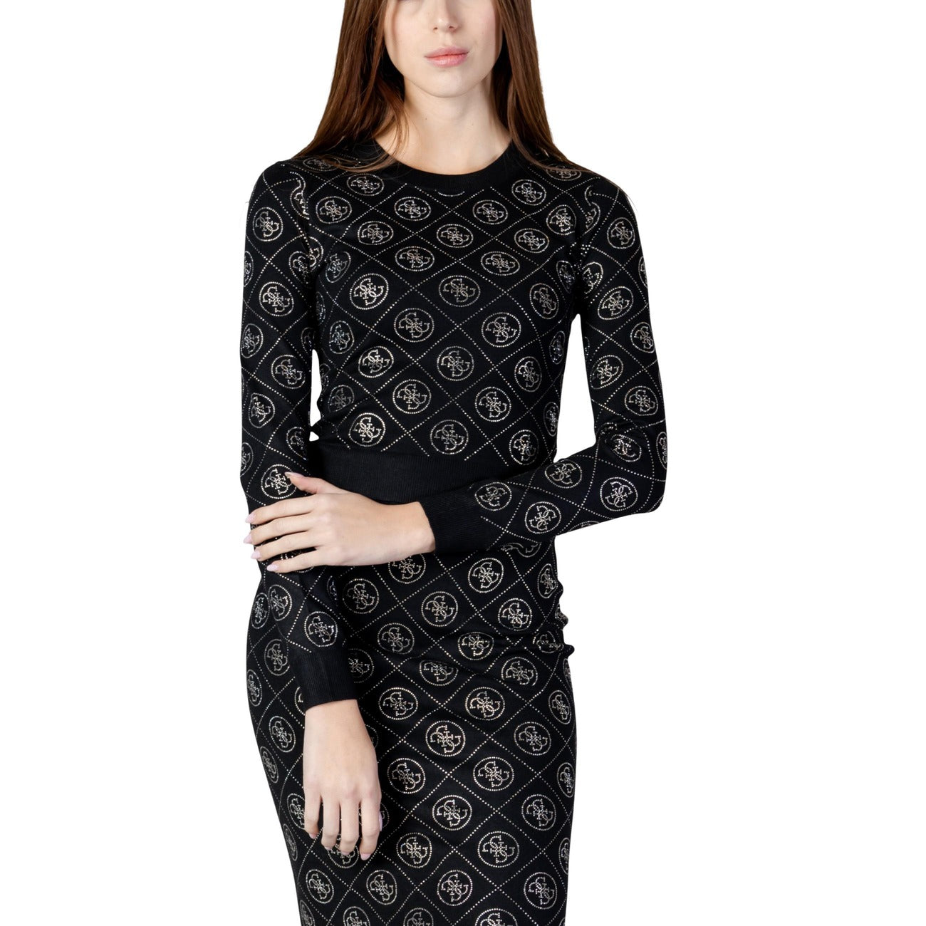 Maglione Guess 4G Strass; Misto Lana Riciclata. Vestibilità regular, maniche lunghe, logo gioiello. Maglia donna calda, luminosa ed ecosostenibile. Colore nero 