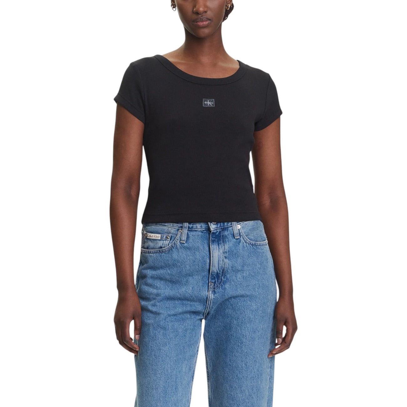 T-shirt Calvin Klein Jeans LABEL BABY TEE donna nera maniche corte scollo tondo - vista frontale indossata da modello
